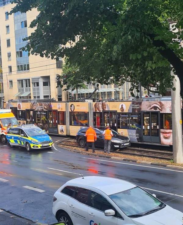 Polizeieinsatz aufgrund eines im Gleisbett gelandeten Autos.