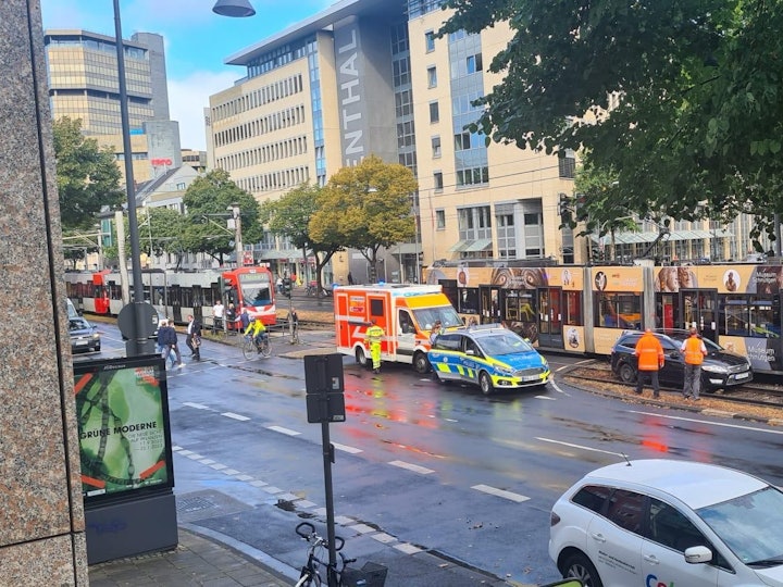Polizeieinsatz aufgrund eines im Gleisbett gelandeten Autos.