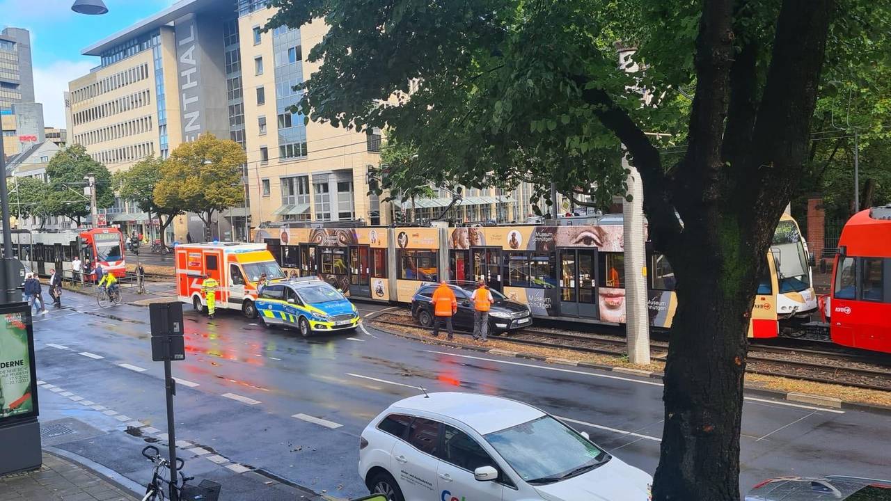 Polizeieinsatz aufgrund eines im Gleisbett gelandeten Autos.