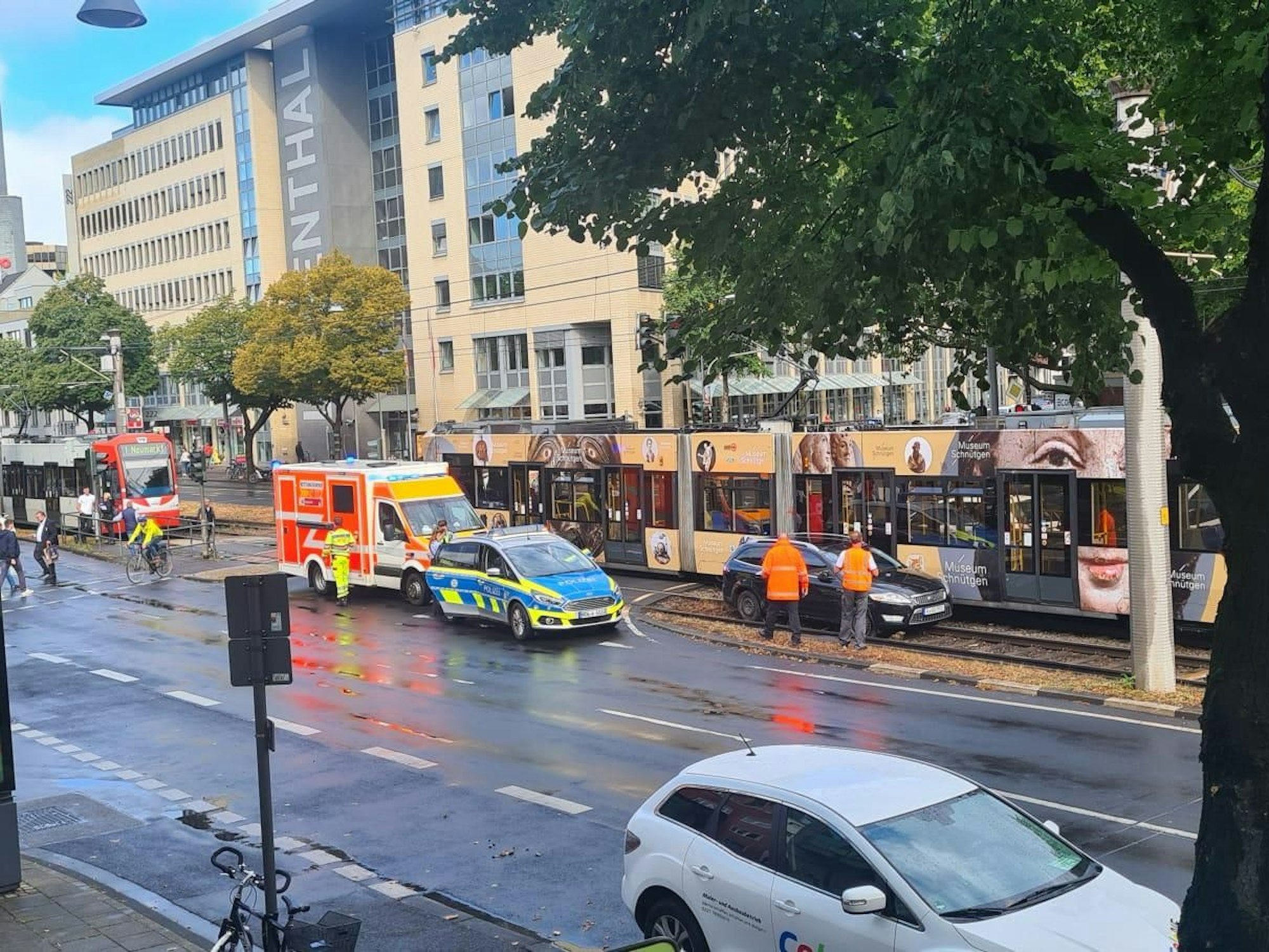 Polizeieinsatz aufgrund eines im Gleisbett gelandeten Autos.