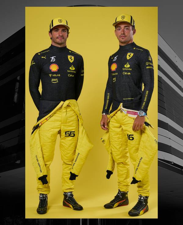 Die Ferrari-Fahrer Carlos Sainz und Charles Leclerc im ungewohnten schwarz-gelben Dress.