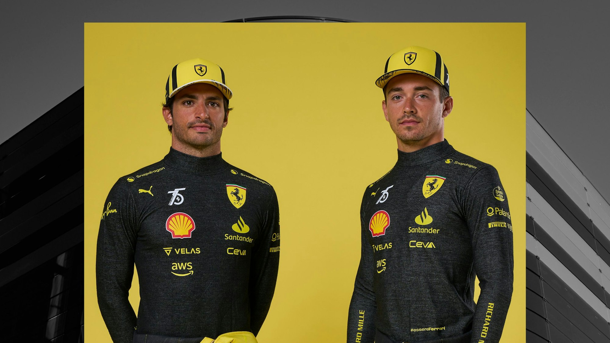 Die Ferrari-Fahrer Carlos Sainz und Charles Leclerc im ungewohnten schwarz-gelben Dress.