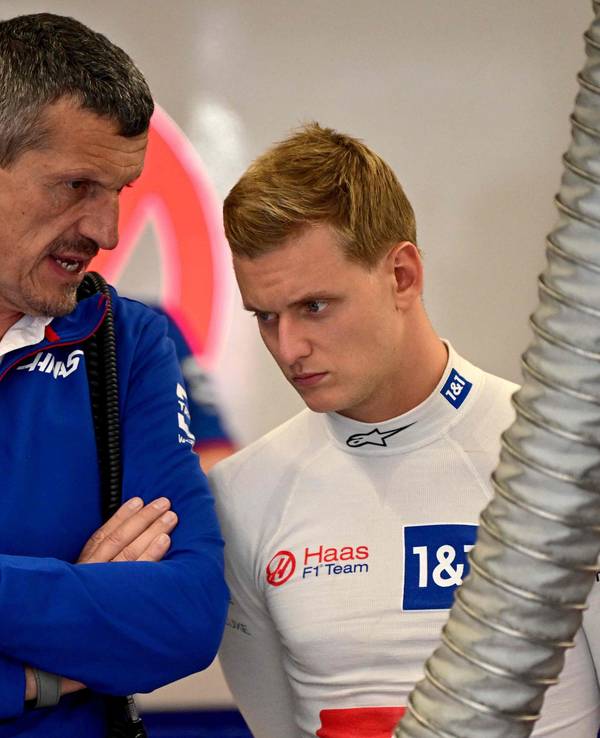 Mick Schumacher und Haas-Boss Günther Steiner sprechen beim Rennen in den Niederlanden in der Team-Garage.