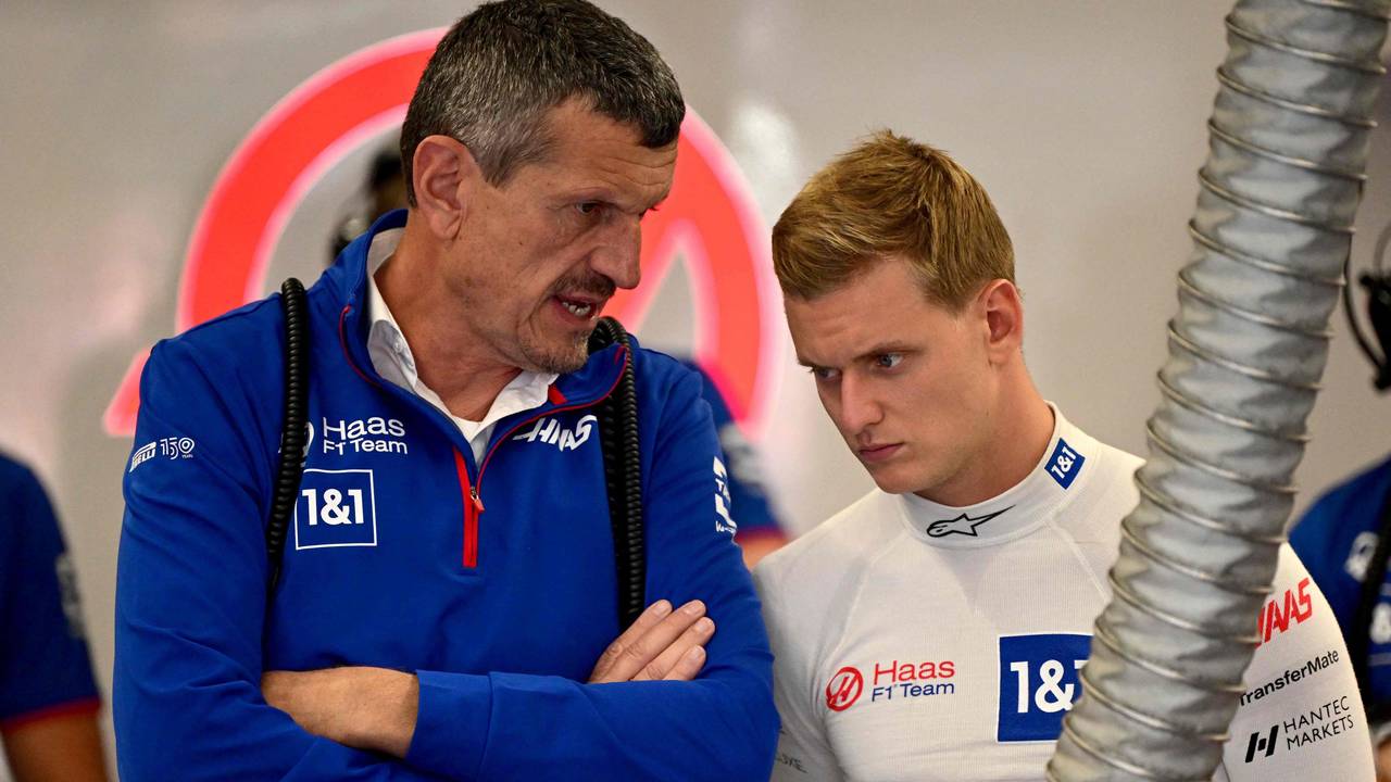 Mick Schumacher und Haas-Boss Günther Steiner sprechen beim Rennen in den Niederlanden in der Team-Garage.