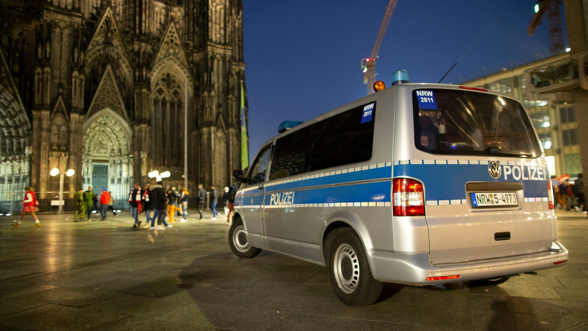 Ein Einsatzfahrzeug der Polizei steht auf dem Plateau vor dem Kölner Dom.