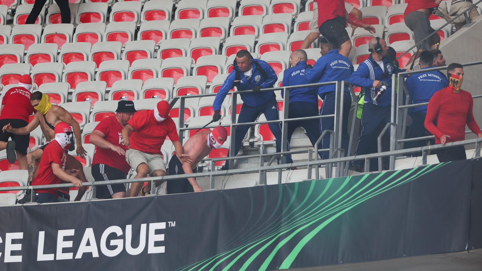 Fans des 1. FC Köln und OGC Nizza schlagen sich auf der Tribüne.