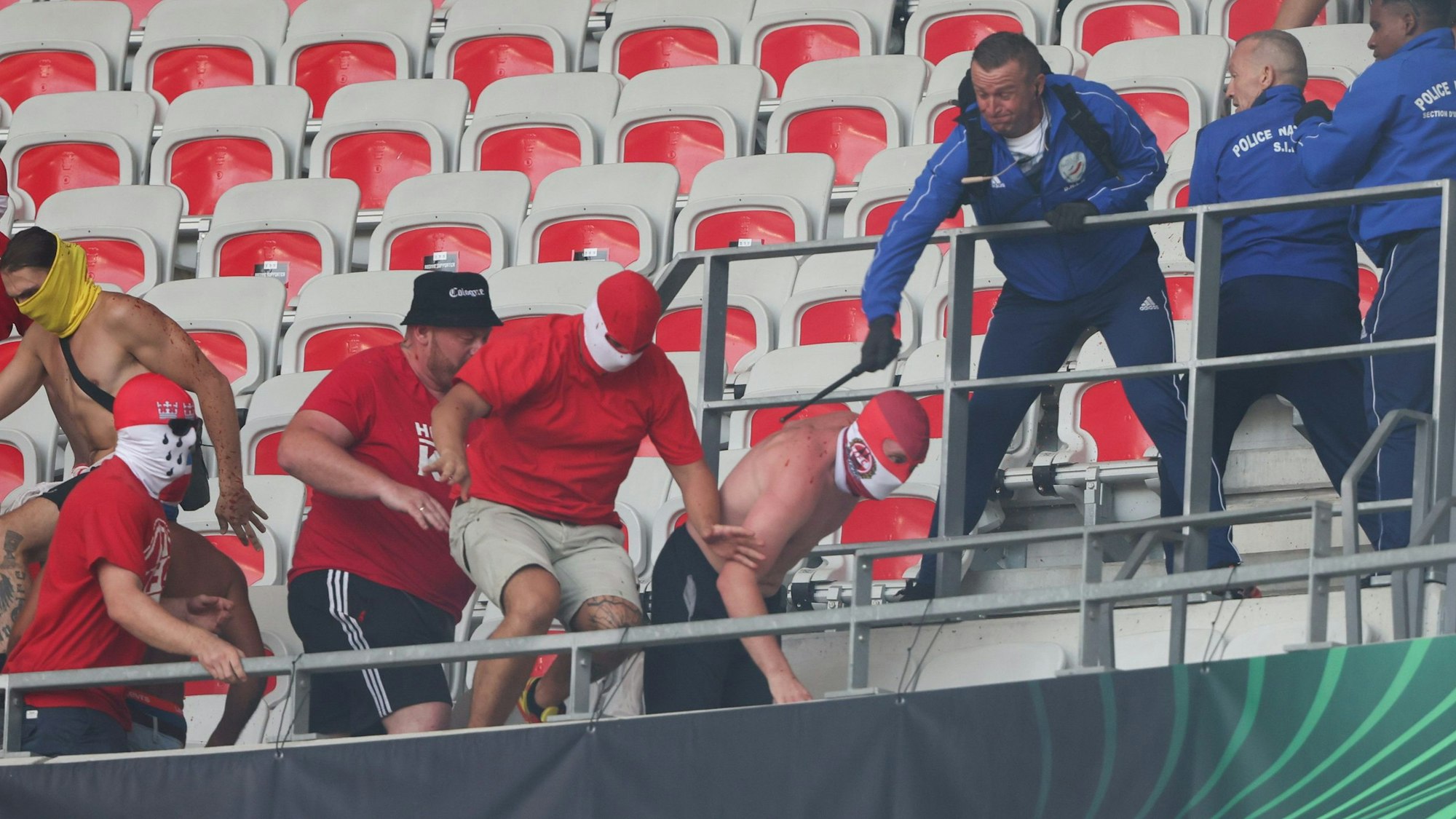Ausschreitungen beim UEFA Conference League Spiel OGC Nizza gegen den 1. FC Köln auf der Tribüne.