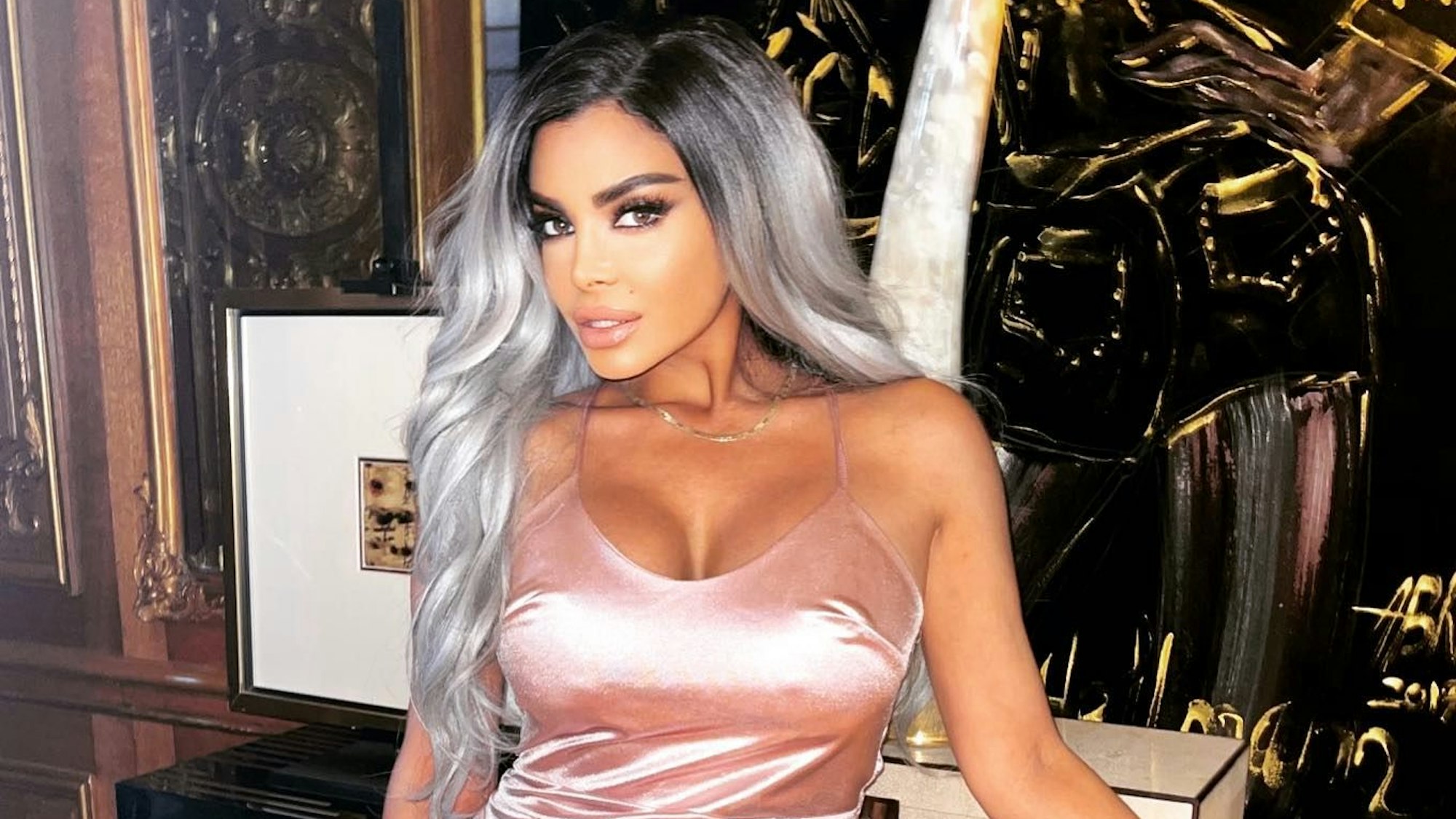 Reality-Star Kader Loth, hier auf einem Instagram-Bild von Juli 2022 in einem rosa Mini-Kleid, musste notoperiert werden.