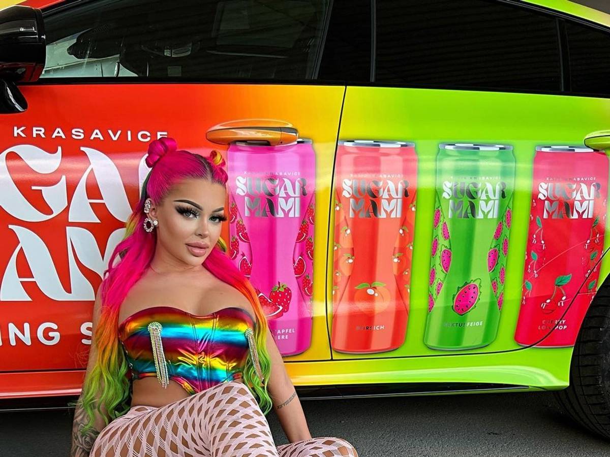 Sängerin Katja Krasavice, hier auf einem Instagram-Foto von Juni 2020, posiert im Sitzen vor einem Auto. Sie muss ihre Tour-Termine aufgrund DSDS-Dreharbeiten verschieben.