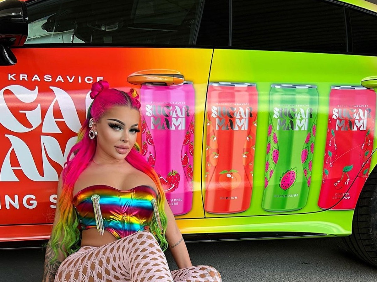 Sängerin Katja Krasavice, hier auf einem Instagram-Foto von Juni 2020, posiert im Sitzen vor einem Auto. Sie muss ihre Tour-Termine aufgrund DSDS-Dreharbeiten verschieben.