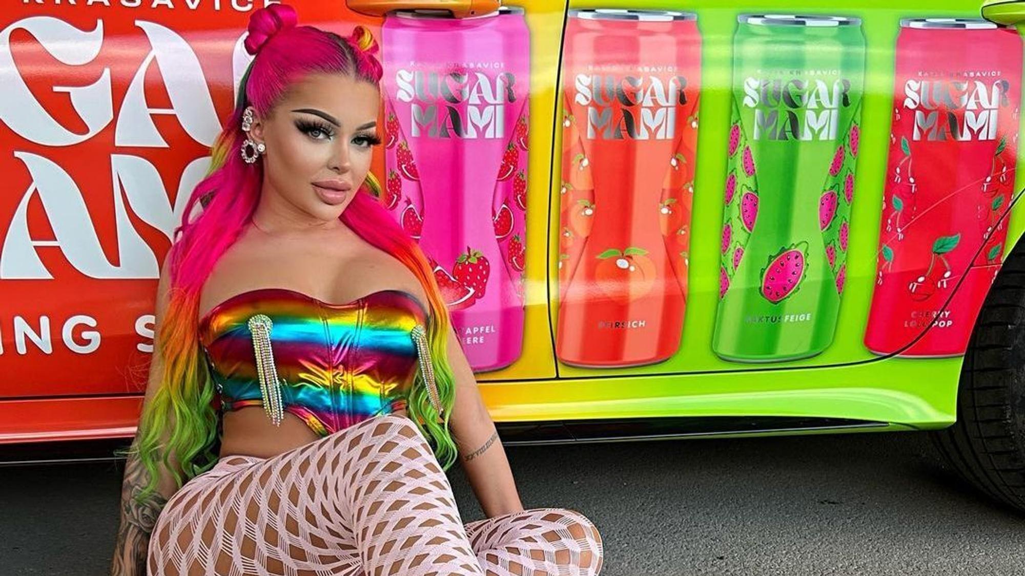 Sängerin Katja Krasavice, hier auf einem Instagram-Foto von Juni 2020, posiert im Sitzen vor einem Auto. Sie muss ihre Tour-Termine aufgrund DSDS-Dreharbeiten verschieben.