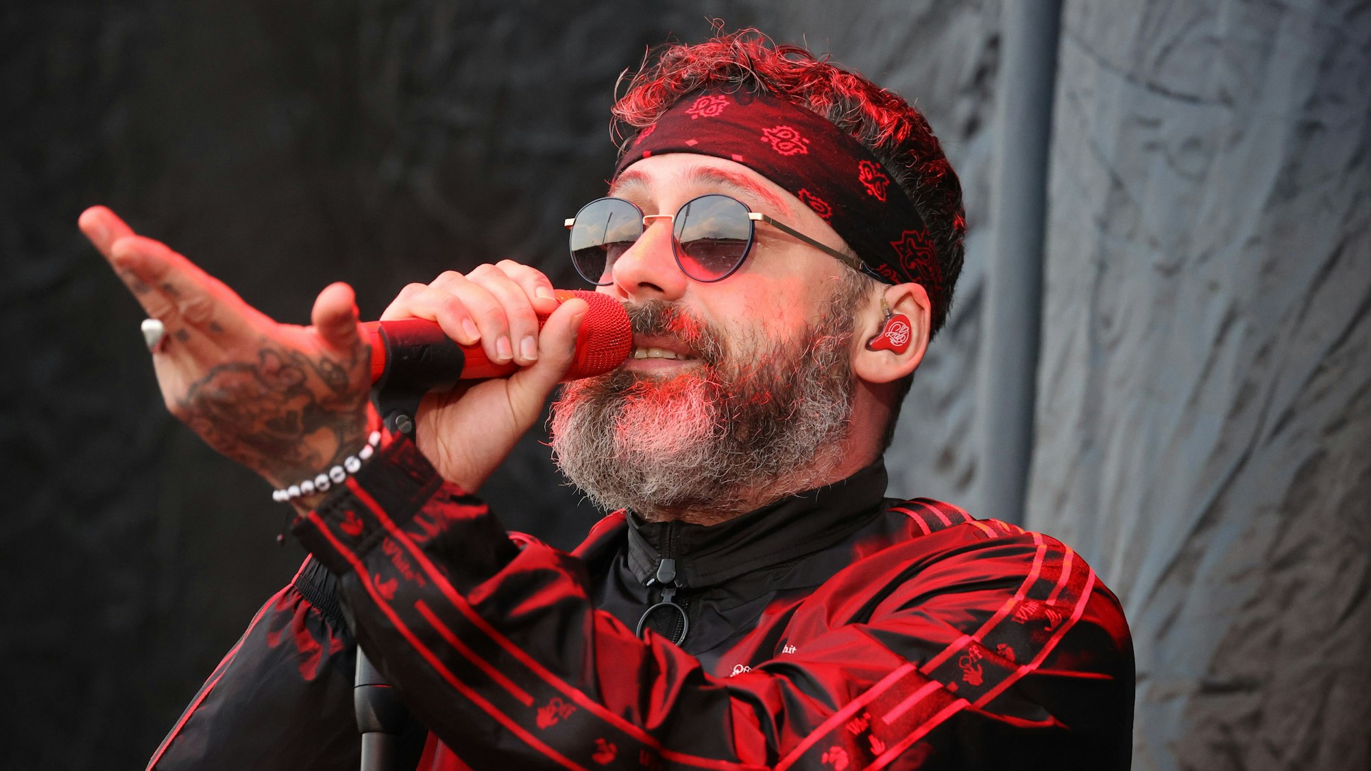 Der deutsche Rapper, Musikproduzent, Songwriter und Schauspieler Sido tritt im Rahmen der „Vor Deiner Tür“-Konzerte im Steigerwaldstadion auf.