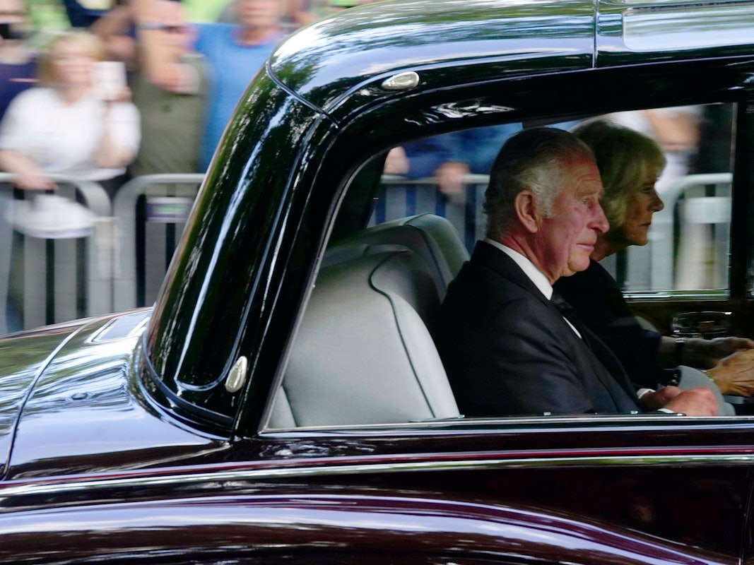 Großbritanniens König Charles III. und Camilla kommen am Freitag (9. September) am Buckingham Palace an, nachdem sie nach dem Tod von Königin Elisabeth II. am Donnerstag von Balmoral abgereist sind.