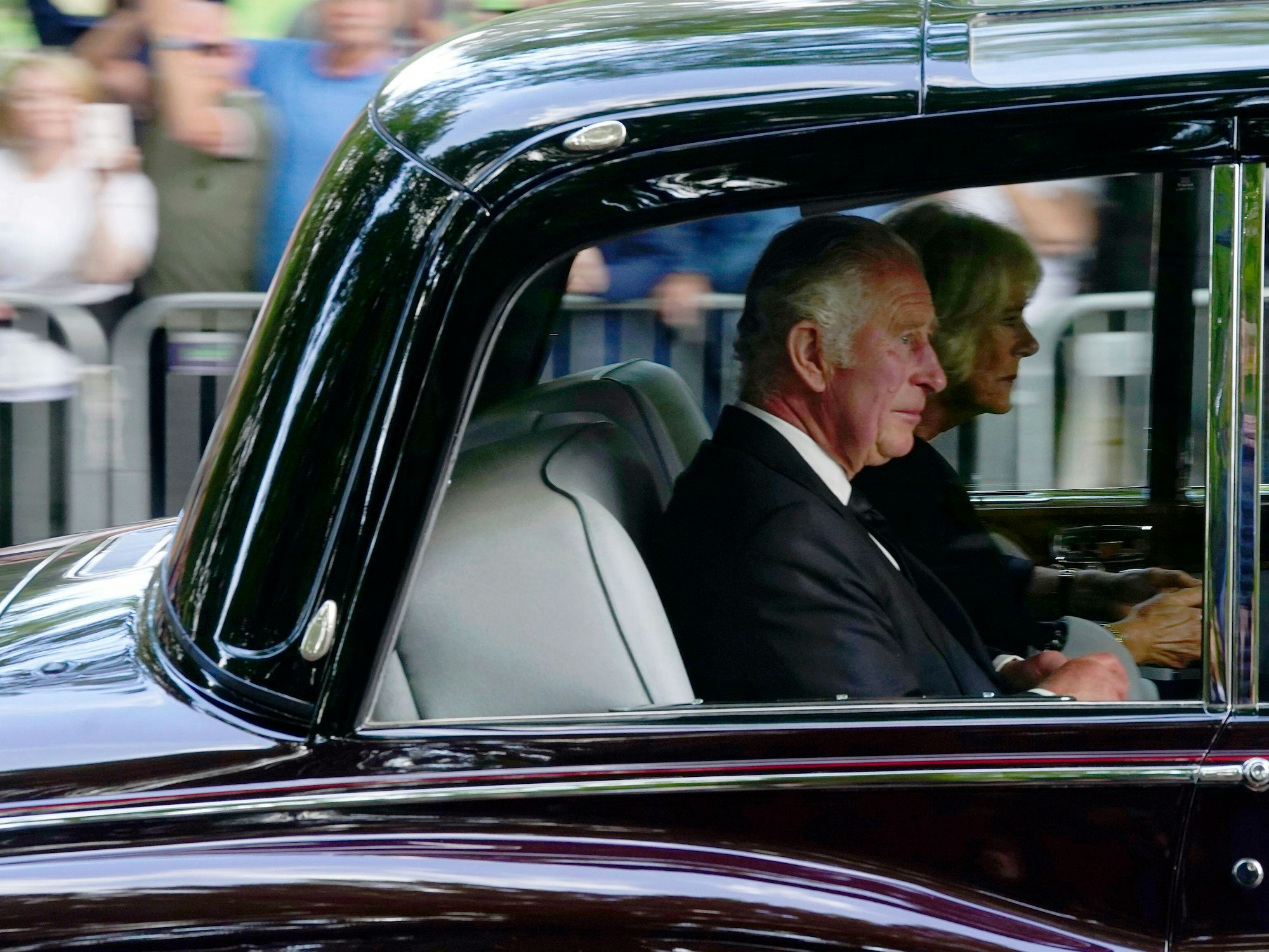 Großbritanniens König Charles III. und Camilla kommen am Freitag (9. September) am Buckingham Palace an, nachdem sie nach dem Tod von Königin Elisabeth II. am Donnerstag von Balmoral abgereist sind.