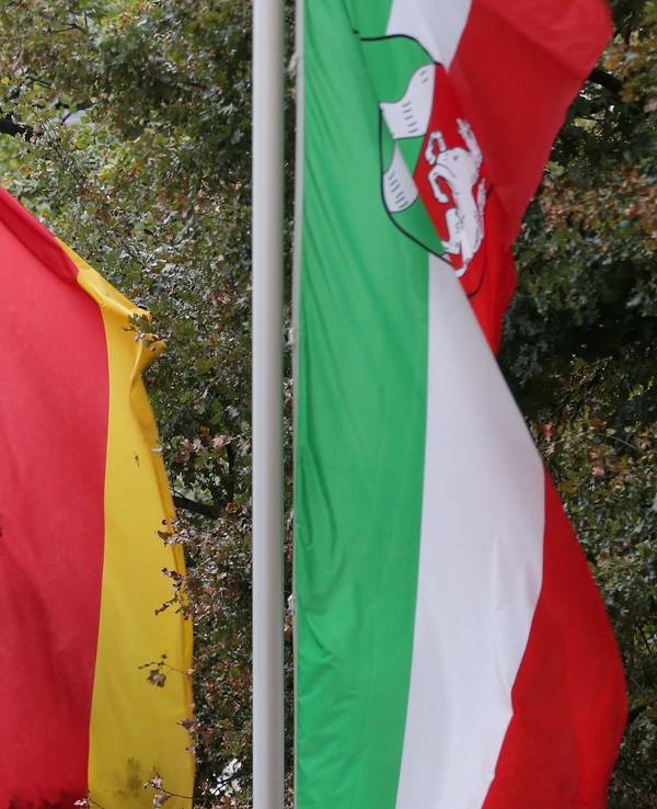 Flaggen auf halbmast in Nordrhein-Westfalen.