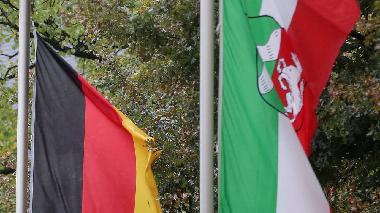 Flaggen auf halbmast in Nordrhein-Westfalen.