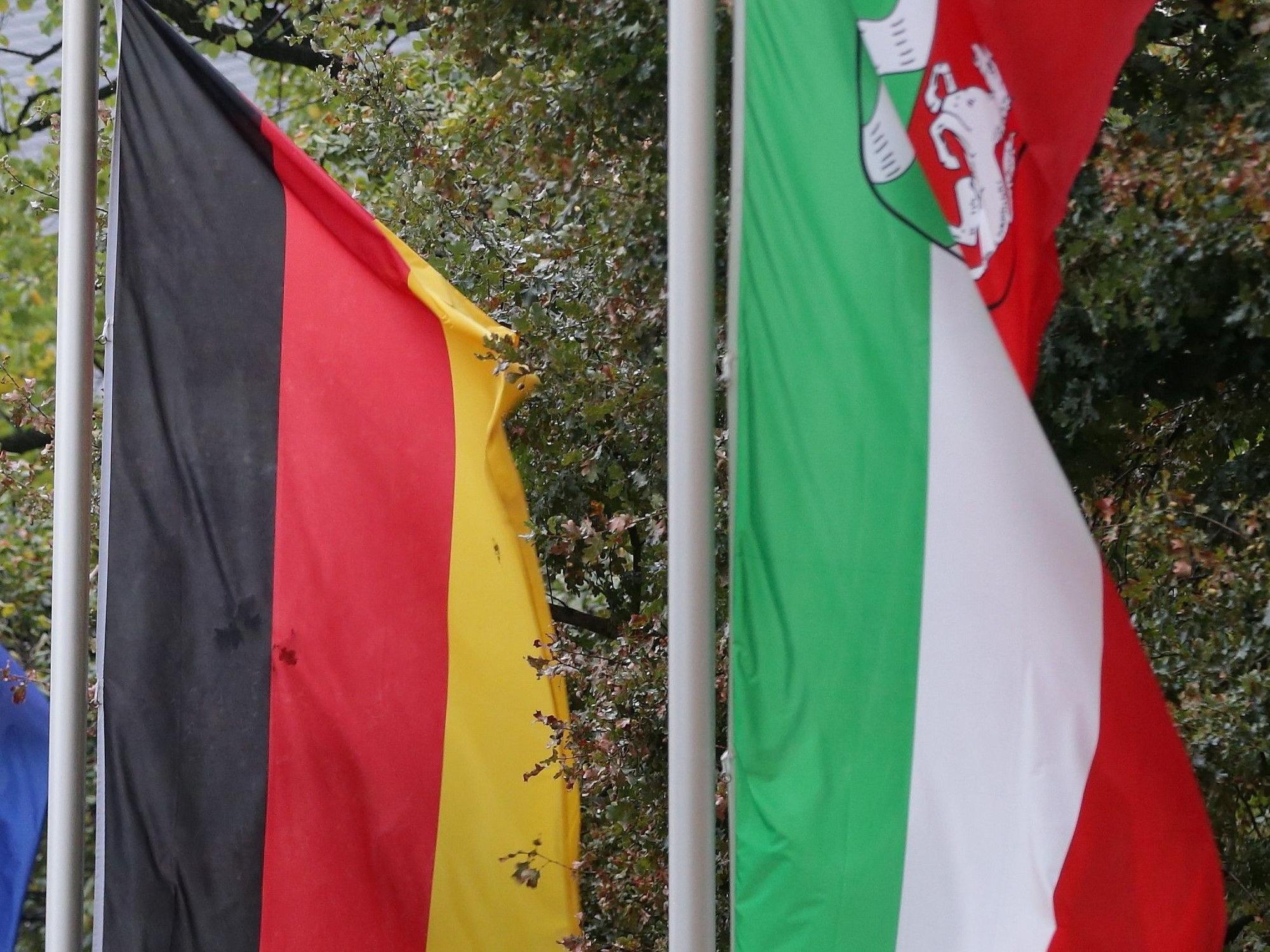 Flaggen auf halbmast in Nordrhein-Westfalen.