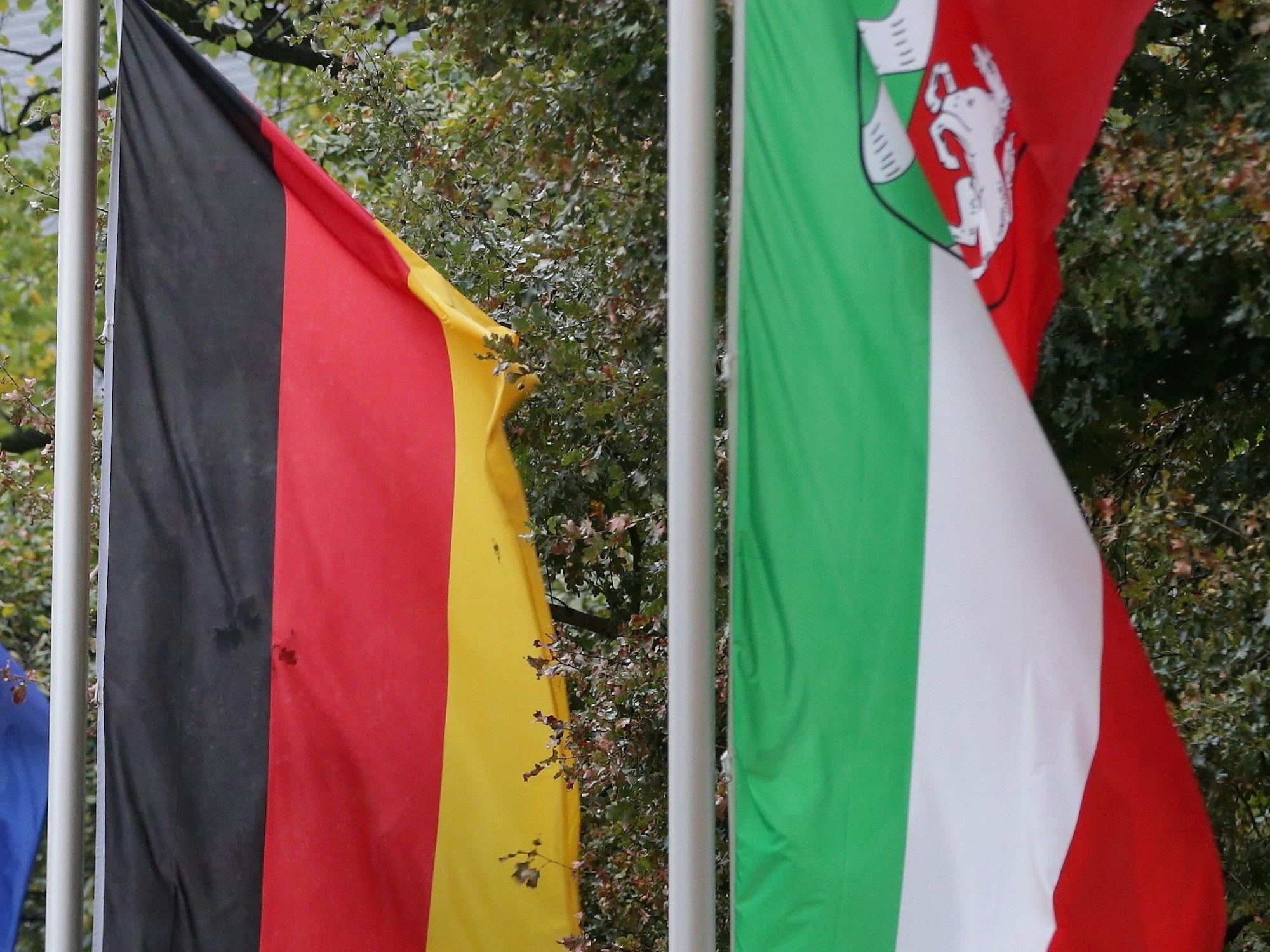 Flaggen auf halbmast in Nordrhein-Westfalen.