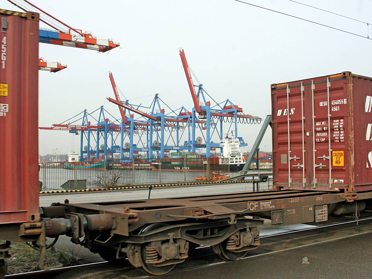 Im Zusammenhang mit Ermittlungen des Bundeskriminalamtes ist Ende August im Hamburger Hafen ein Schiffscontainer mit 700 Kilogramm Heroin gefunden worden. Unser Archivbild zeigt Container am Hamburger Hafen.
