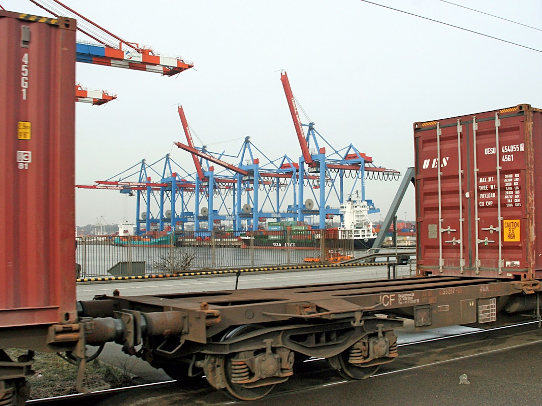 Im Zusammenhang mit Ermittlungen des Bundeskriminalamtes ist Ende August im Hamburger Hafen ein Schiffscontainer mit 700 Kilogramm Heroin gefunden worden. Unser Archivbild zeigt Container am Hamburger Hafen.
