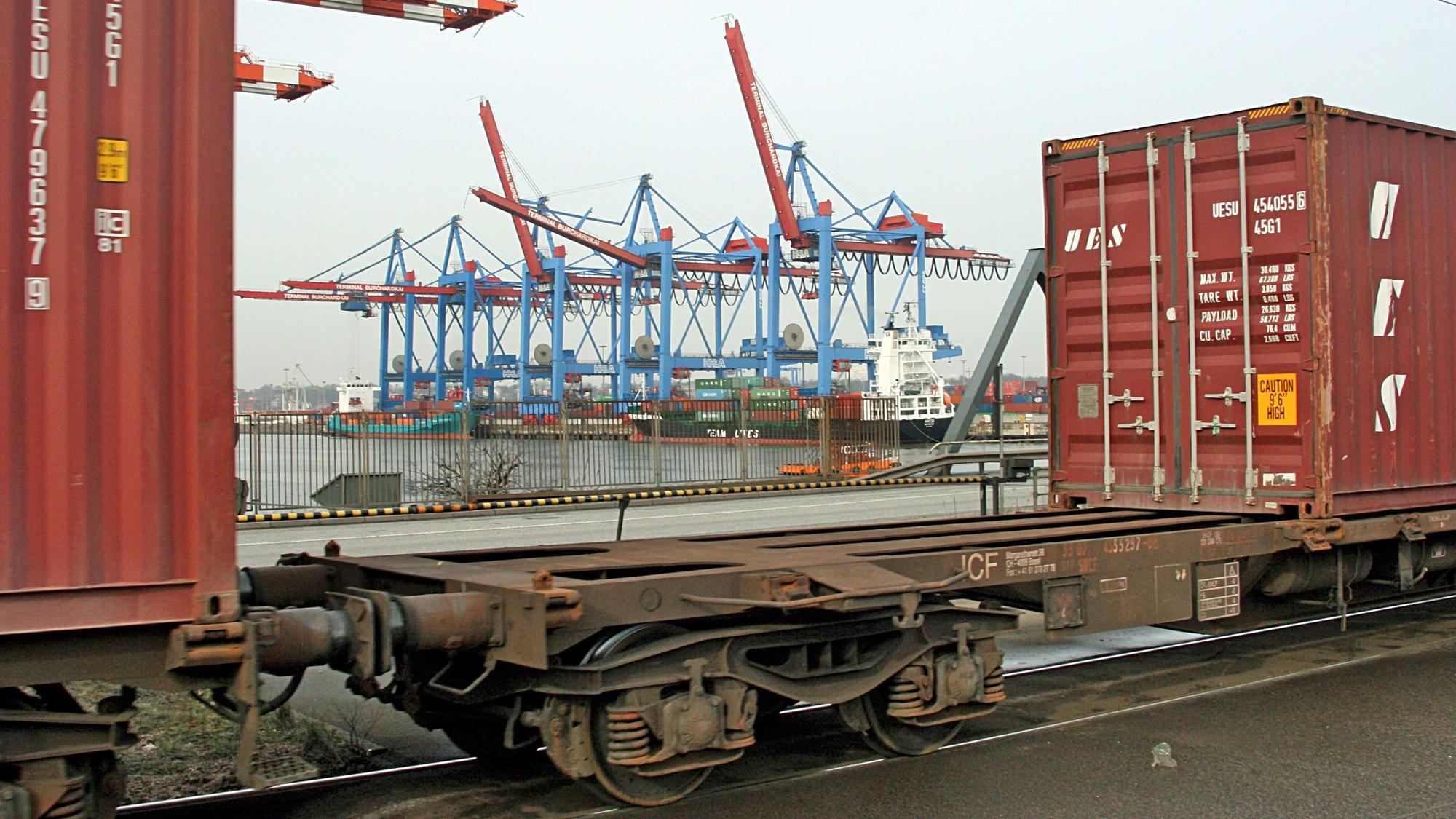 Im Zusammenhang mit Ermittlungen des Bundeskriminalamtes ist Ende August im Hamburger Hafen ein Schiffscontainer mit 700 Kilogramm Heroin gefunden worden. Unser Archivbild zeigt Container am Hamburger Hafen.