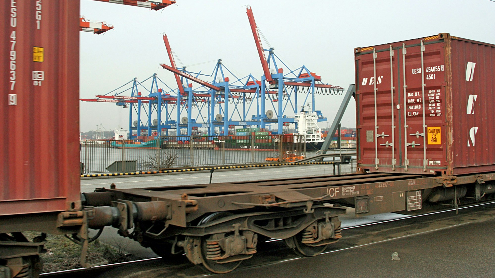 Im Zusammenhang mit Ermittlungen des Bundeskriminalamtes ist Ende August im Hamburger Hafen ein Schiffscontainer mit 700 Kilogramm Heroin gefunden worden. Unser Archivbild zeigt Container am Hamburger Hafen.