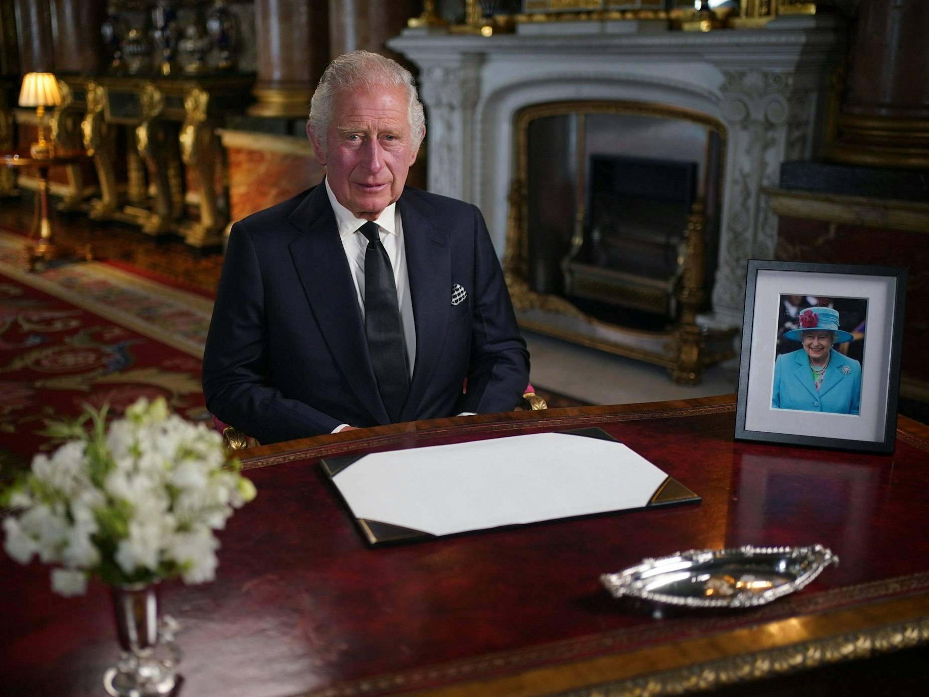Der britische König Charles III. hält nach dem Tod von Königin Elisabeth II. im Buckingham Palace seine erste Ansprache an die Nation und das Commonwealth.