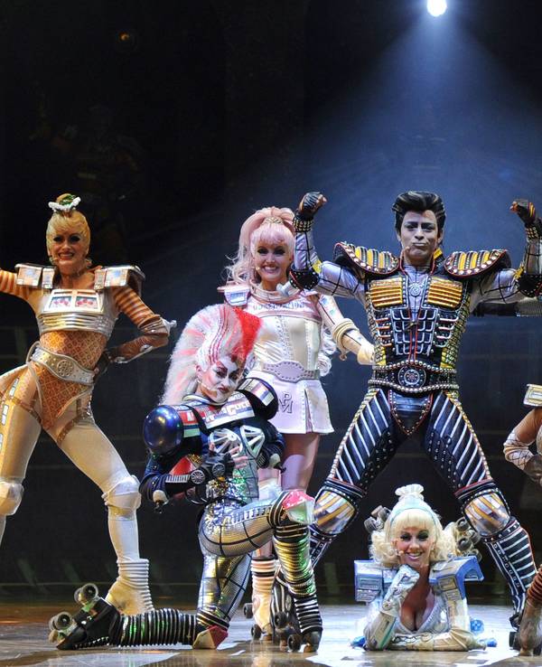 Darstellerinen und Darsteller von Starlight Express stehen in ihren Kostümen auf der Bühne.