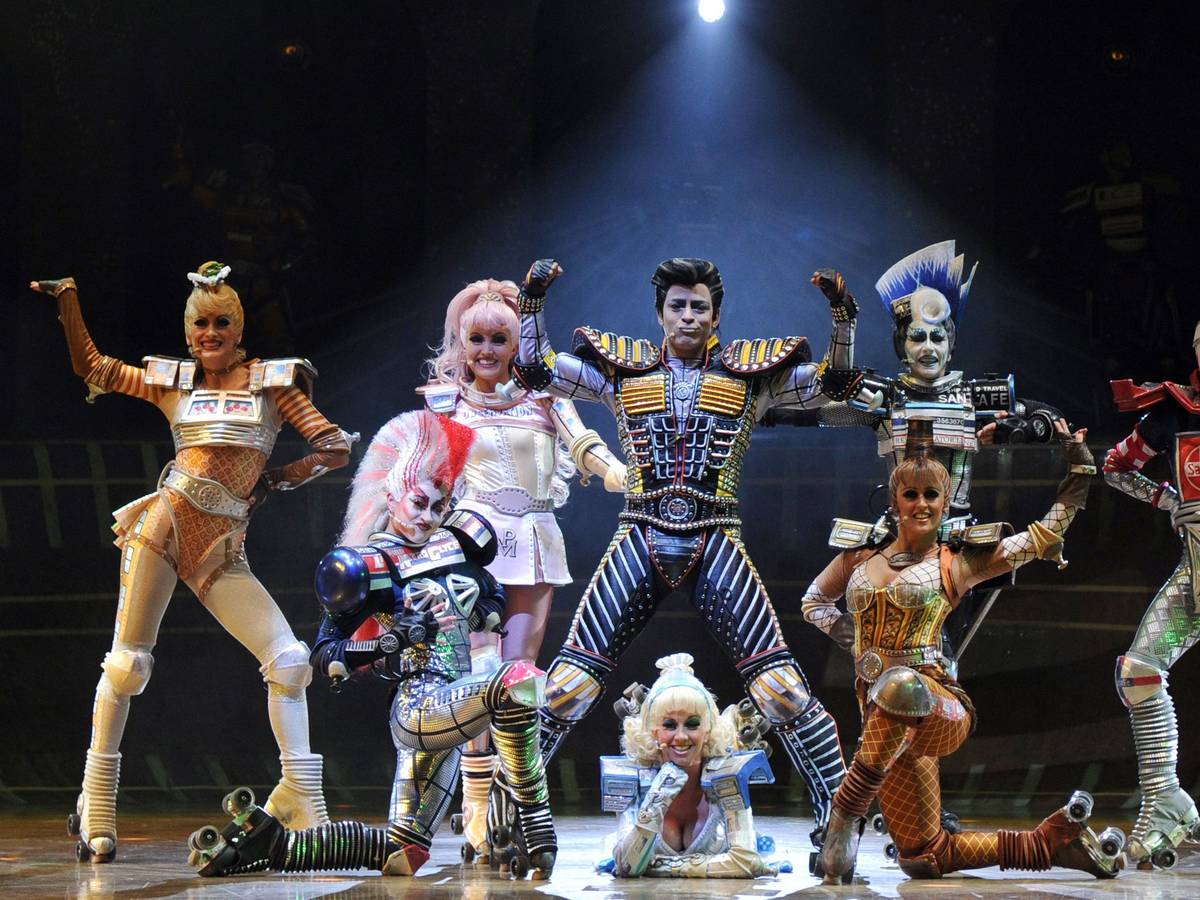 Darstellerinen und Darsteller von Starlight Express stehen in ihren Kostümen auf der Bühne.