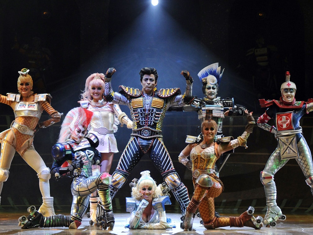 Darstellerinen und Darsteller von Starlight Express stehen in ihren Kostümen auf der Bühne.