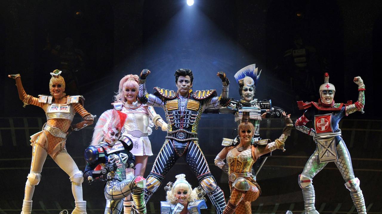 Darstellerinen und Darsteller von Starlight Express stehen in ihren Kostümen auf der Bühne.