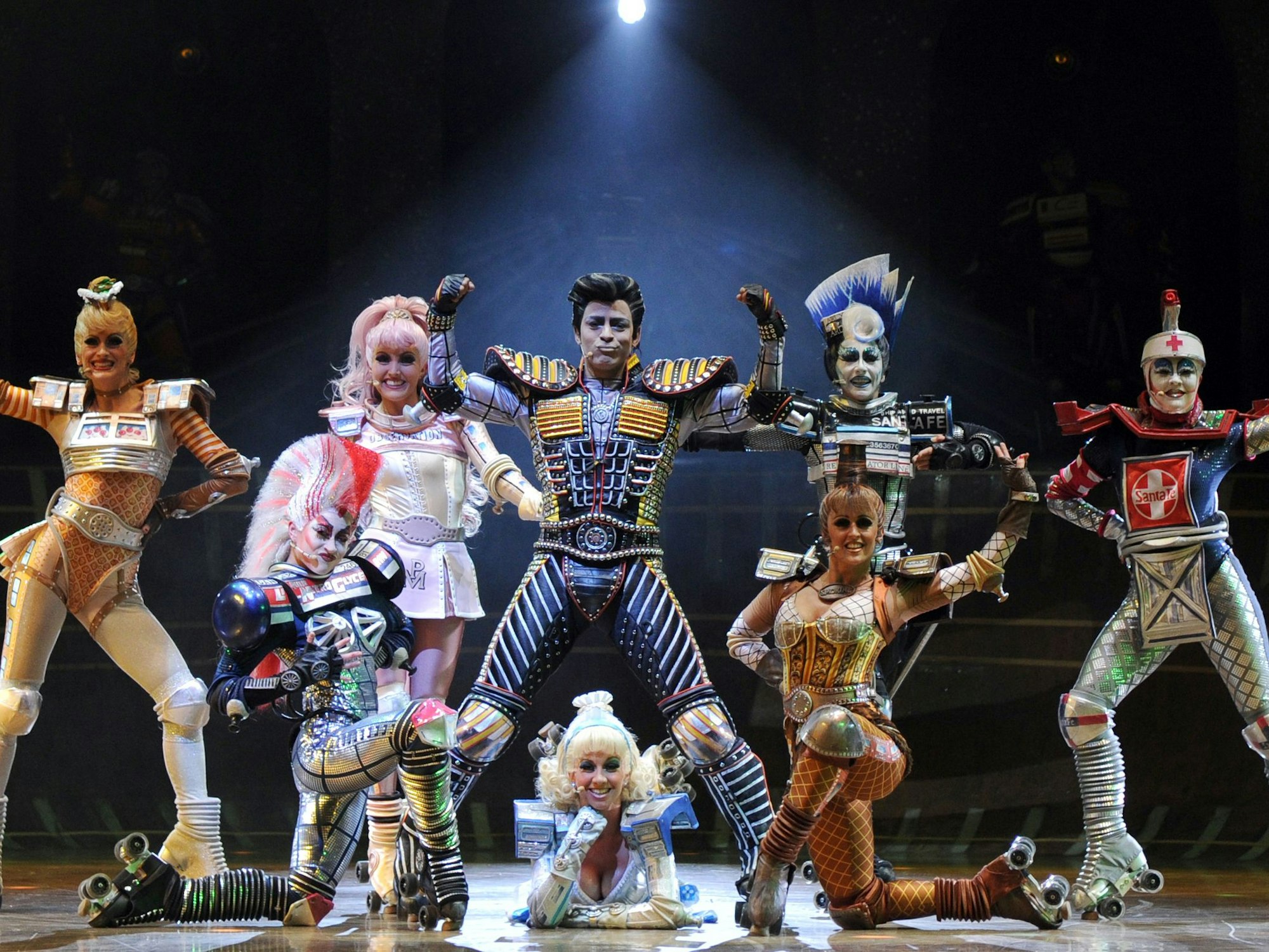 Darstellerinen und Darsteller von Starlight Express stehen in ihren Kostümen auf der Bühne.