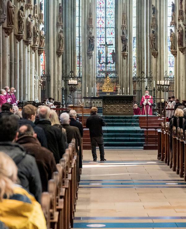 Eine Messe im Kölner Dom. Immer mehr Menschen treten in Nordrhein-Westfalen aus der Kirche aus.