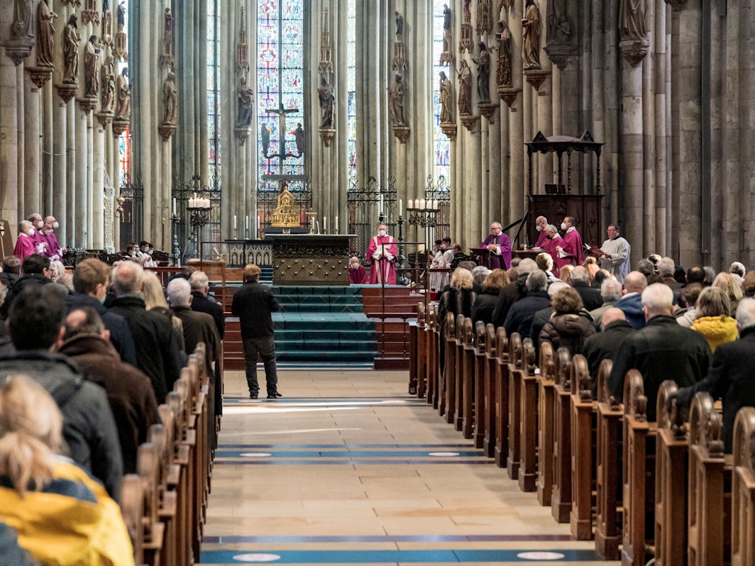 Eine Messe im Kölner Dom. Immer mehr Menschen treten in Nordrhein-Westfalen aus der Kirche aus.