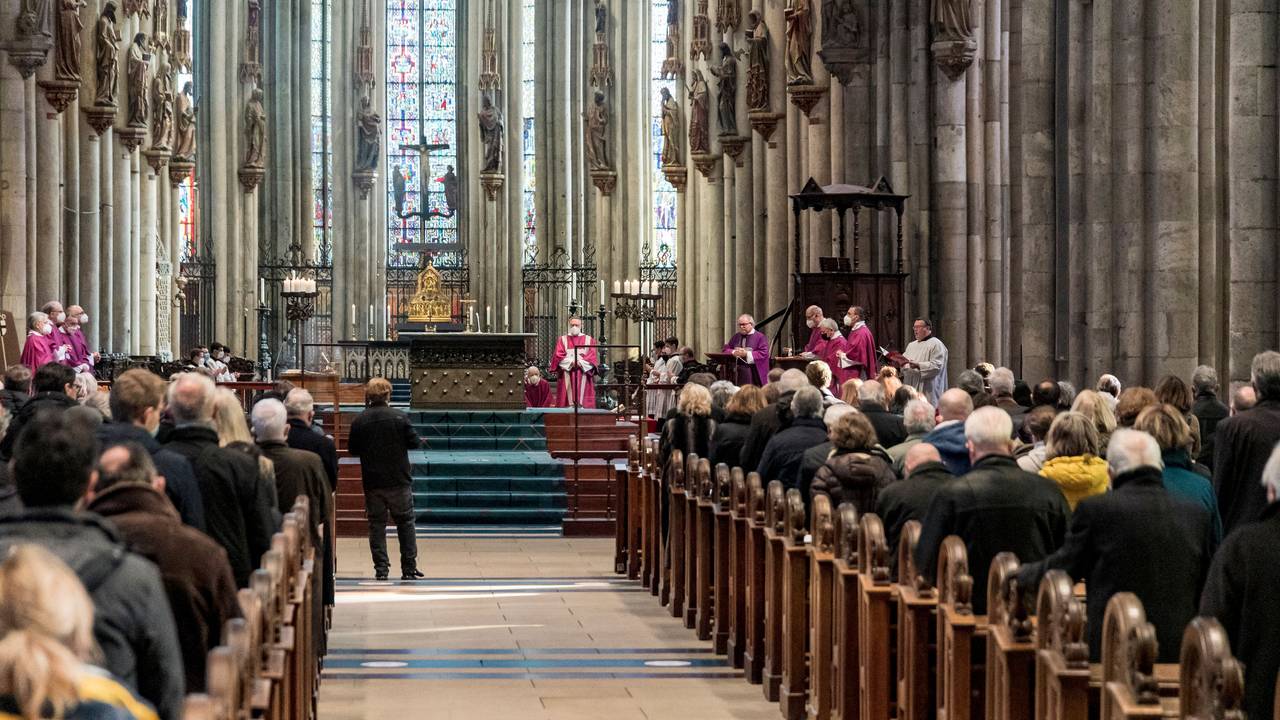 Eine Messe im Kölner Dom. Immer mehr Menschen treten in Nordrhein-Westfalen aus der Kirche aus.