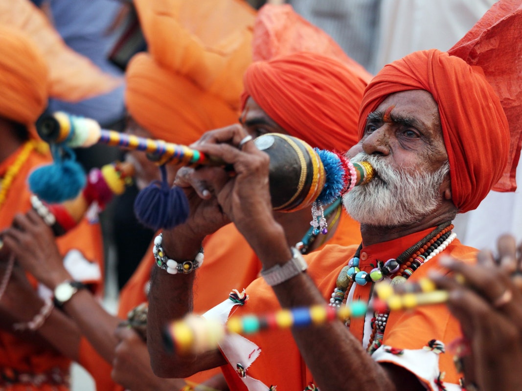 Auf diesem Symbolbild vom 08. Mai 2016 ist ein Musiker zu sehen, der im indischen Bundesstaat Haryana im Rahmen eines Festivals ein traditionelles Instrument spielt.