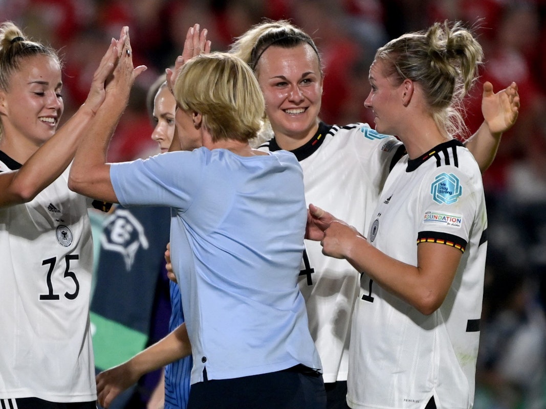 Brentford Community Stadium: Bundestrainerin Martina Voss-Tecklenburg jubelt mit Giulia Gwinn.