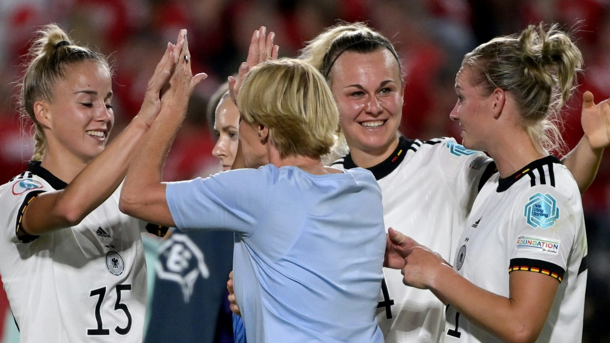 Brentford Community Stadium: Bundestrainerin Martina Voss-Tecklenburg jubelt mit Giulia Gwinn.