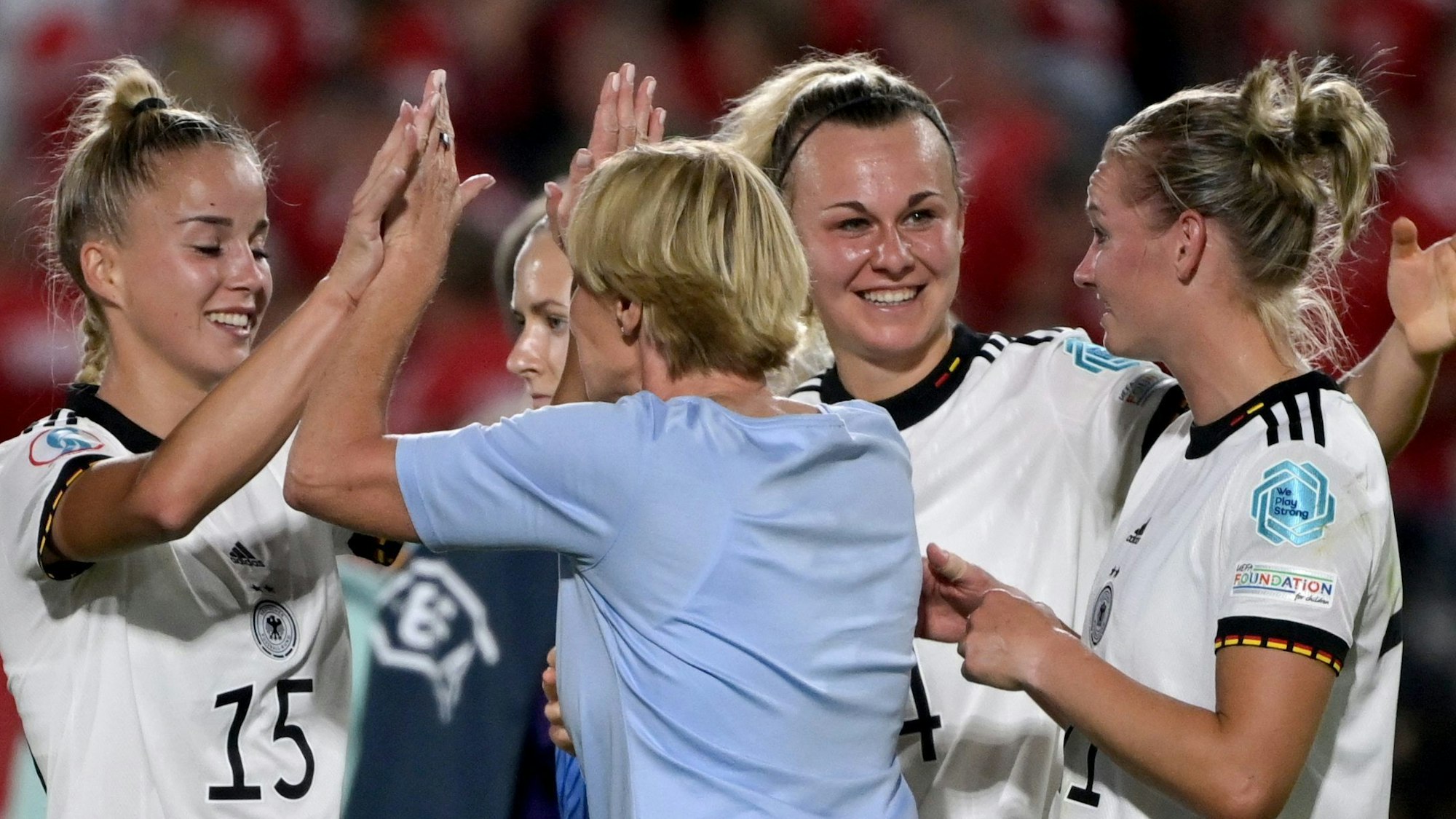 Brentford Community Stadium: Bundestrainerin Martina Voss-Tecklenburg jubelt mit Giulia Gwinn.