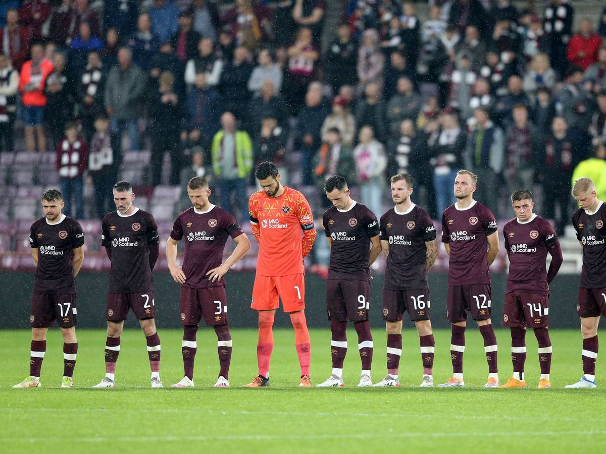 Spieler des schottischen Klubs Heart of Midlothian bei der Schweigeminute für Queen Elizabeth II während des Spiels in der Conference Leaguegegen Istanbul Basaksehir.
