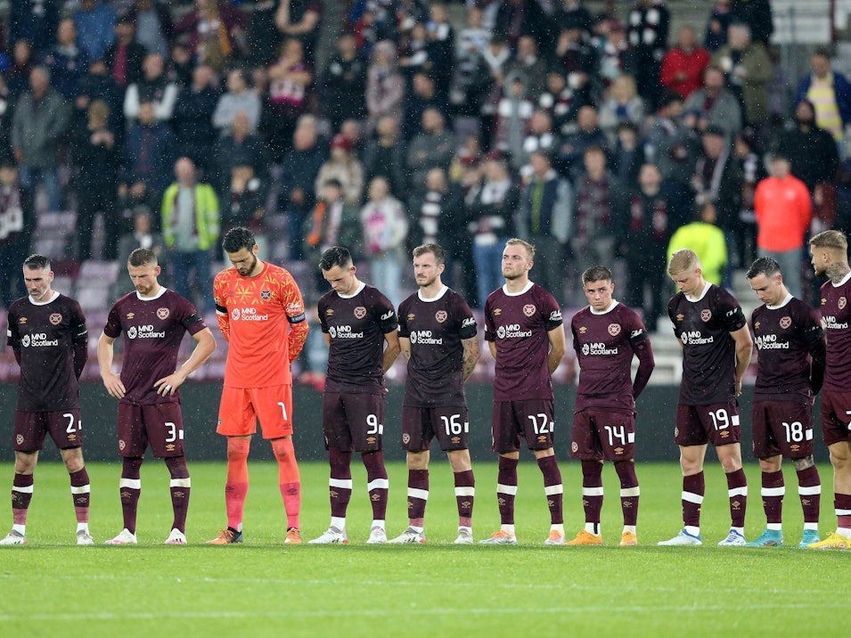 Spieler des schottischen Klubs Heart of Midlothian bei der Schweigeminute für Queen Elizabeth II während des Spiels in der Conference Leaguegegen Istanbul Basaksehir.