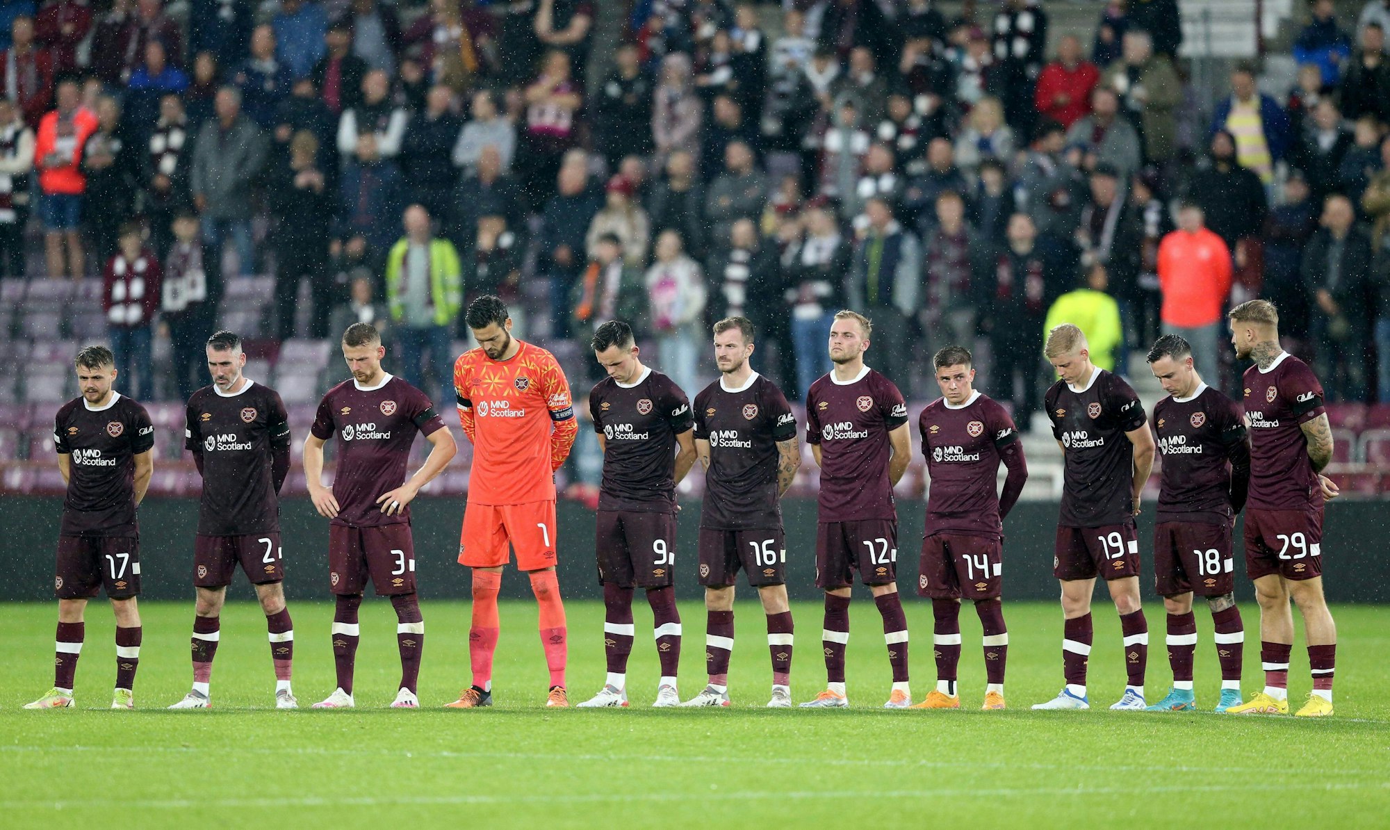 Spieler des schottischen Klubs Heart of Midlothian bei der Schweigeminute für Queen Elizabeth II während des Spiels in der Conference Leaguegegen Istanbul Basaksehir.
