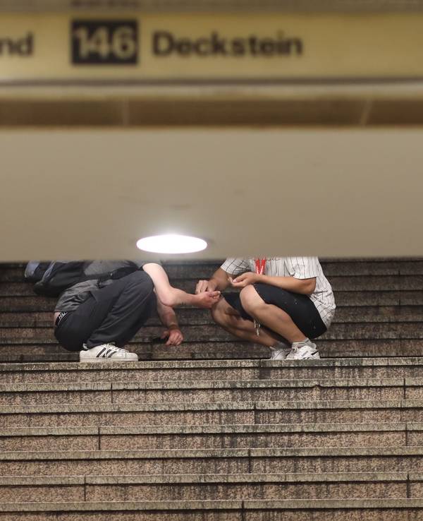 28.06.2022, Köln: An der HUGO Passage am Neumarkt, Dealer und Konsumenten treffen aufeinander. Zwei Passanten auf der Treppe zur U-Bahn hier findet gerade ein Geschäfte statt und wird sich direkt vor Ort ein Schuß gegeben. Foto: Arton Krasniqi