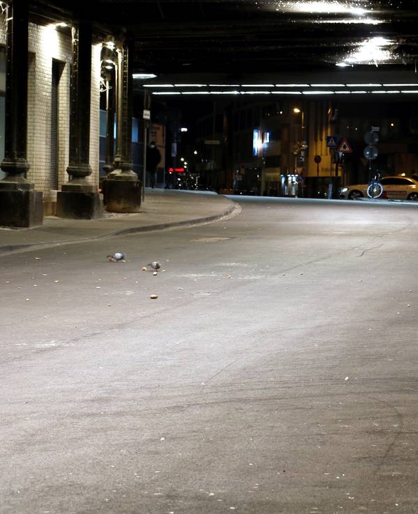 Obdachlose schlafen in der Nähe des Hauptbahnhofs in einer Unterführung, um sich vor der Kälte zu schützen.