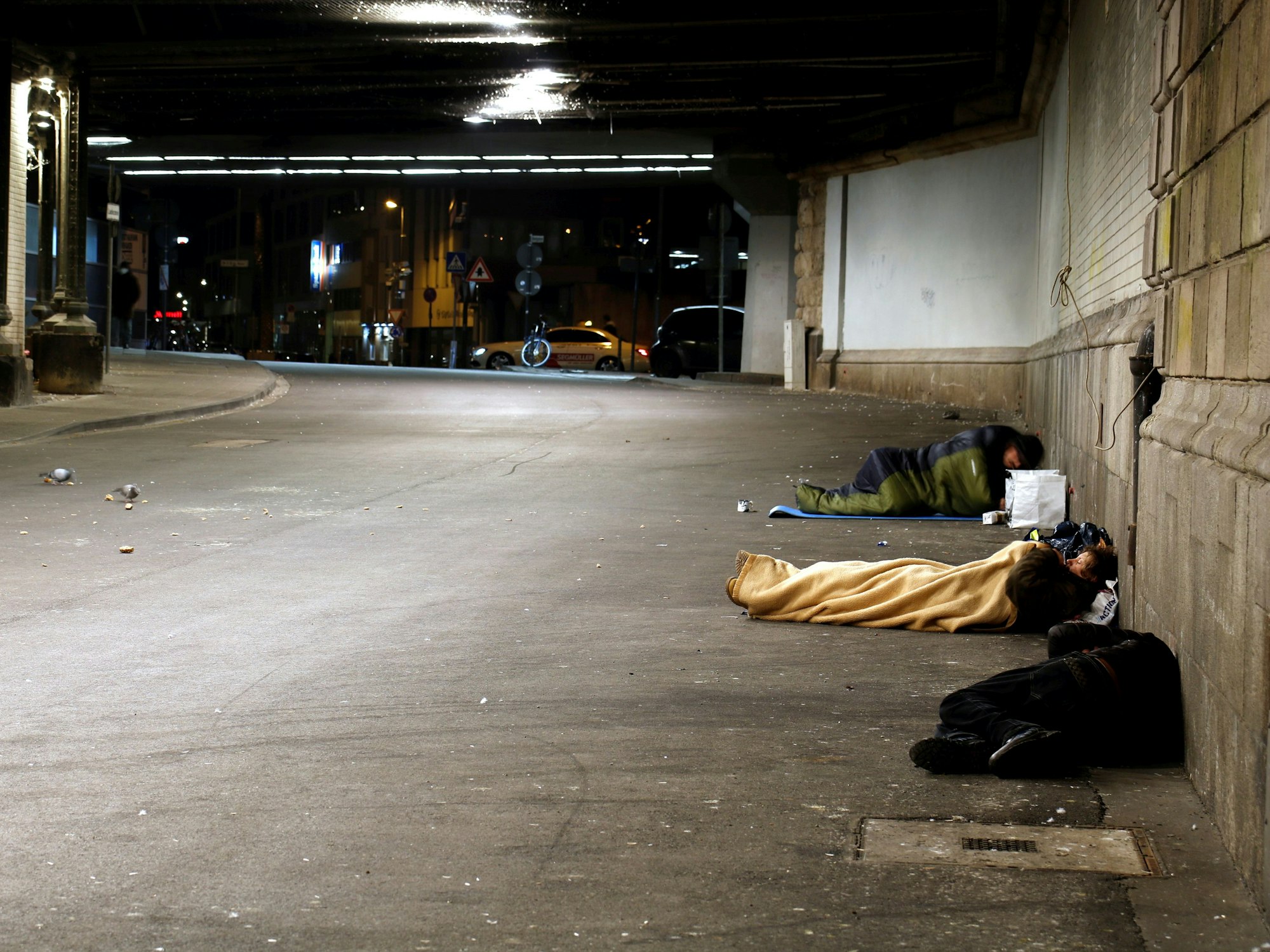 Obdachlose schlafen in der Nähe des Hauptbahnhofs in einer Unterführung, um sich vor der Kälte zu schützen.