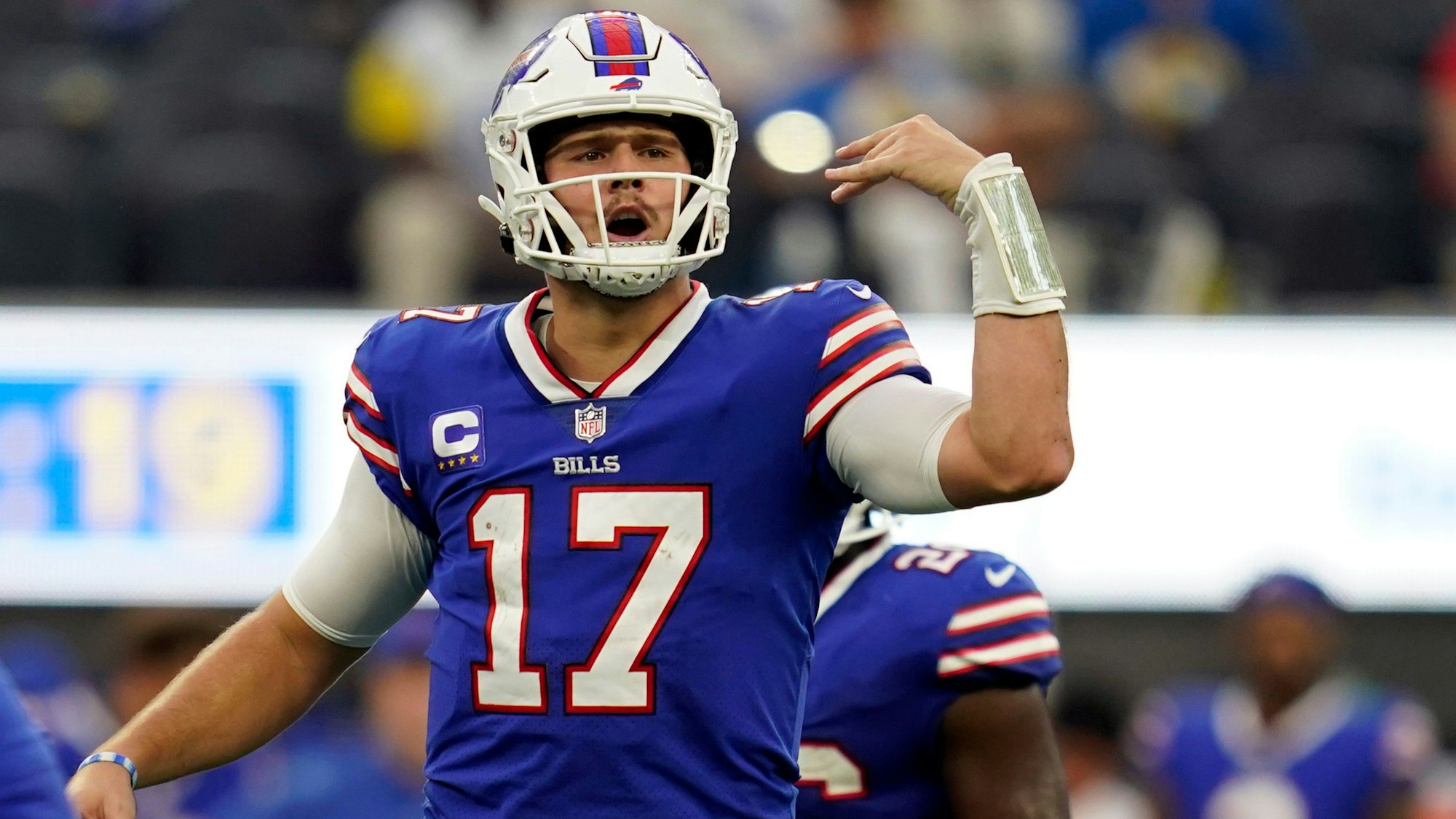 Josh Allen von den Buffalo Bills gibt Anweisungen auf dem Platz
