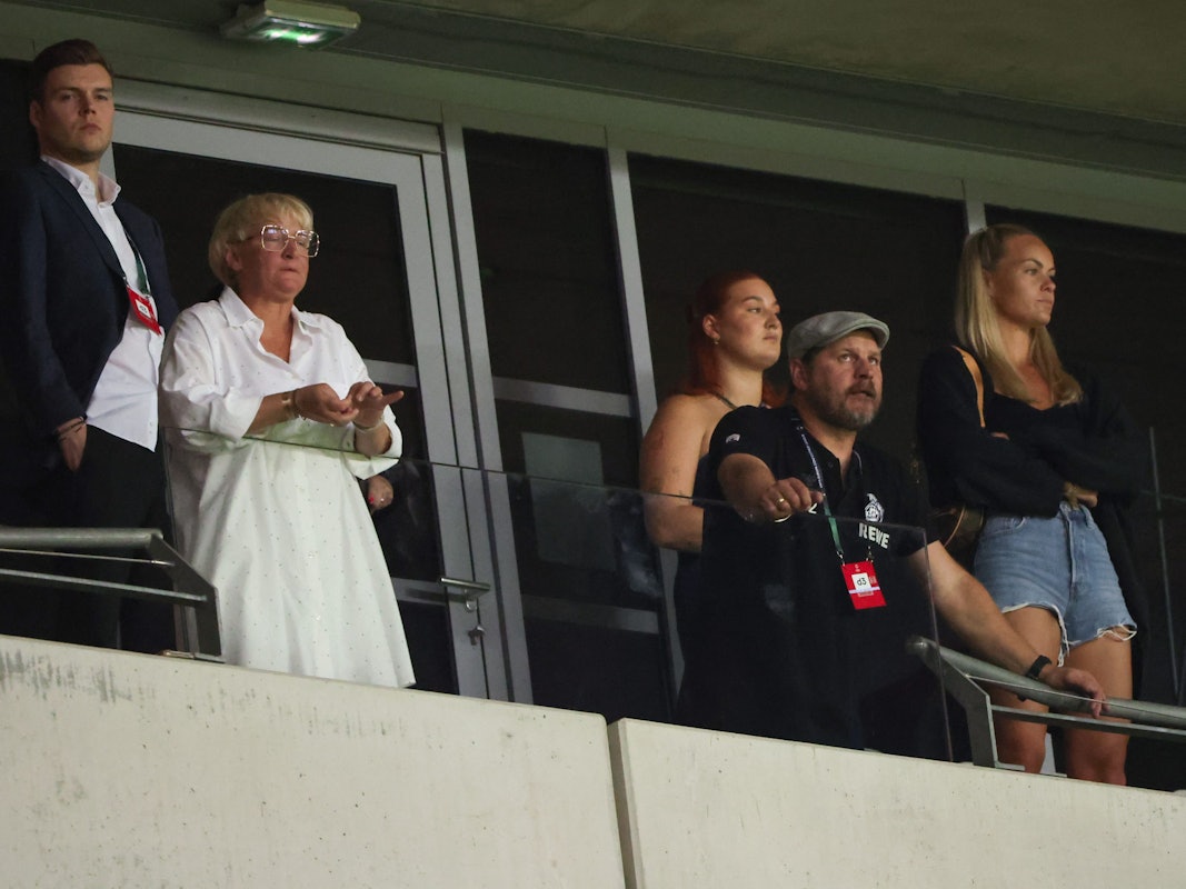 Kölns gesperrter Trainer Steffen Baumgart muss von einem Tribünenplatz auf das Spiel schauen.