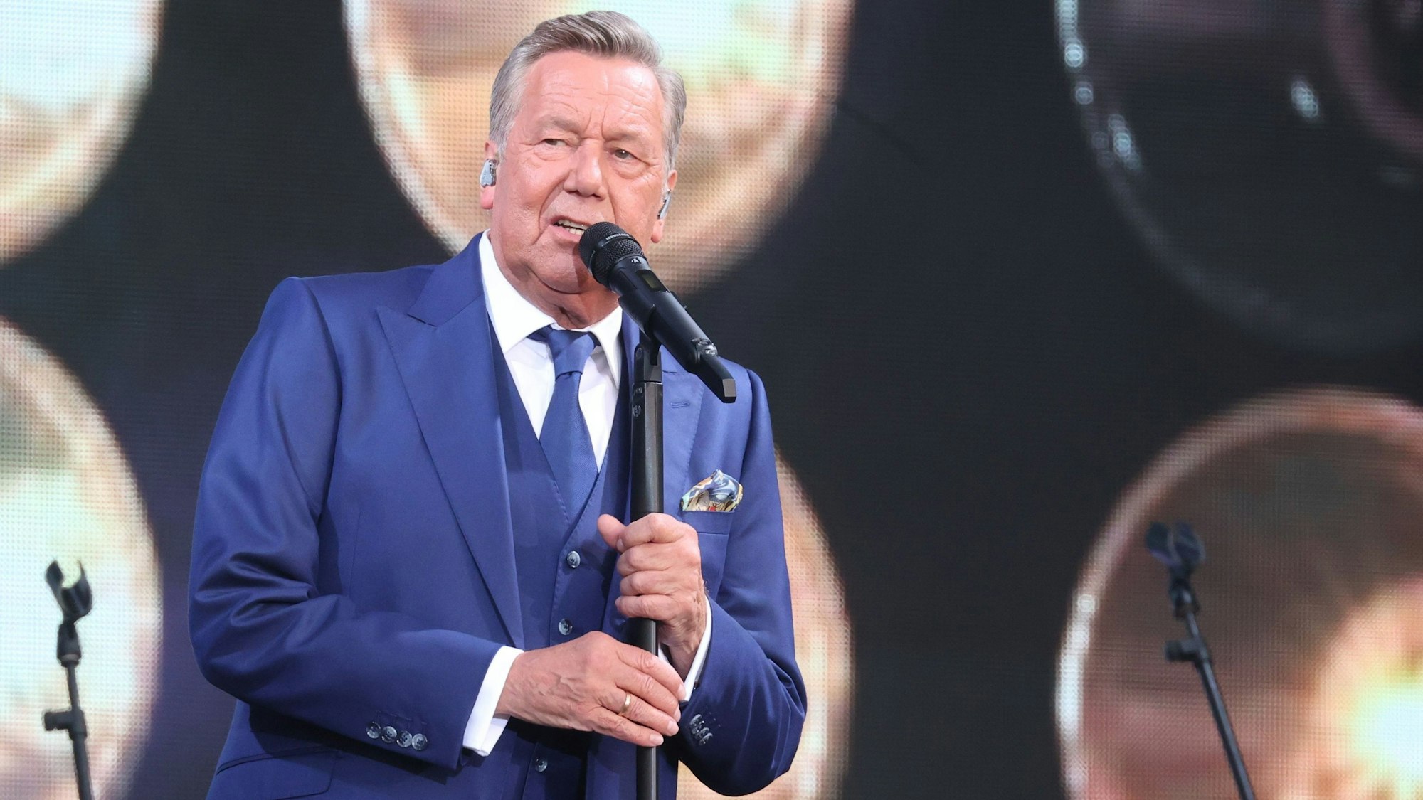 Der deutsche Schlagersänger Roland Kaiser steht während seines Konzerts auf der Bühne auf dem Domplatz in Erfurt.