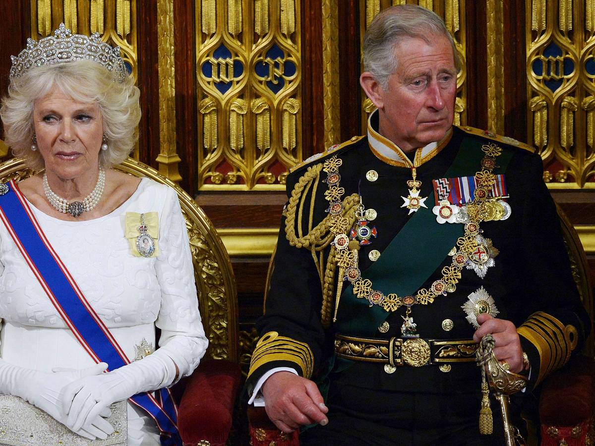 Auf Queen Consort Camilla und König Charles III., hier noch in ihrer Rolle als Herzogin und Herzog von Cornwall am 4. Juni 2014 bei der Parlamentseröffnung, wartet ein schweres Erbe.