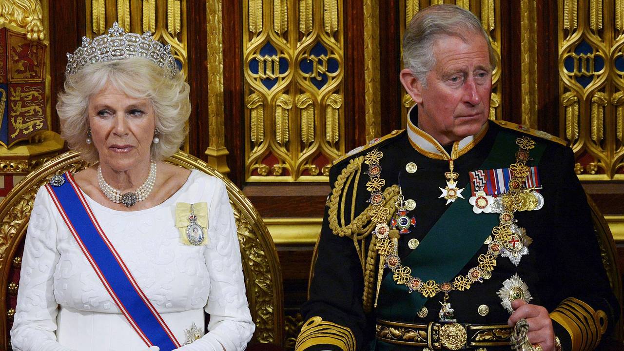 König Charles III. und Queen Camilla 2014 bei einer Sitzung des House of Lords; damals führten sie noch die Titel Prinz und Herzogin.